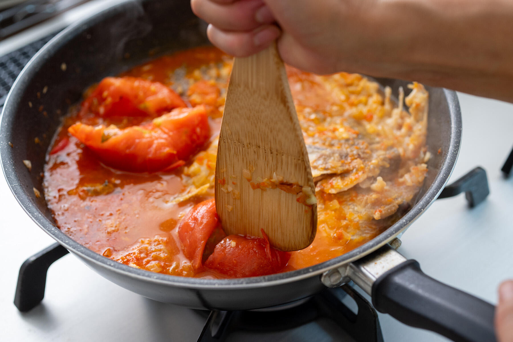 トマトをつぶす