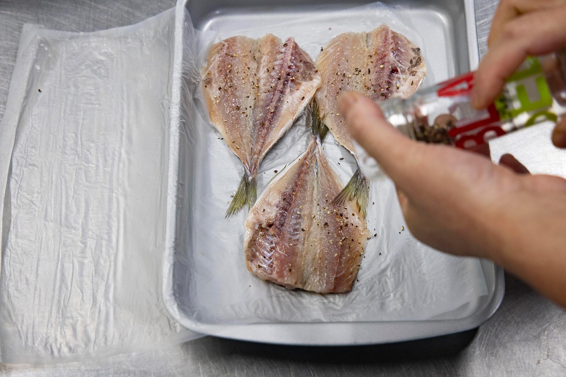 黒胡椒をかける