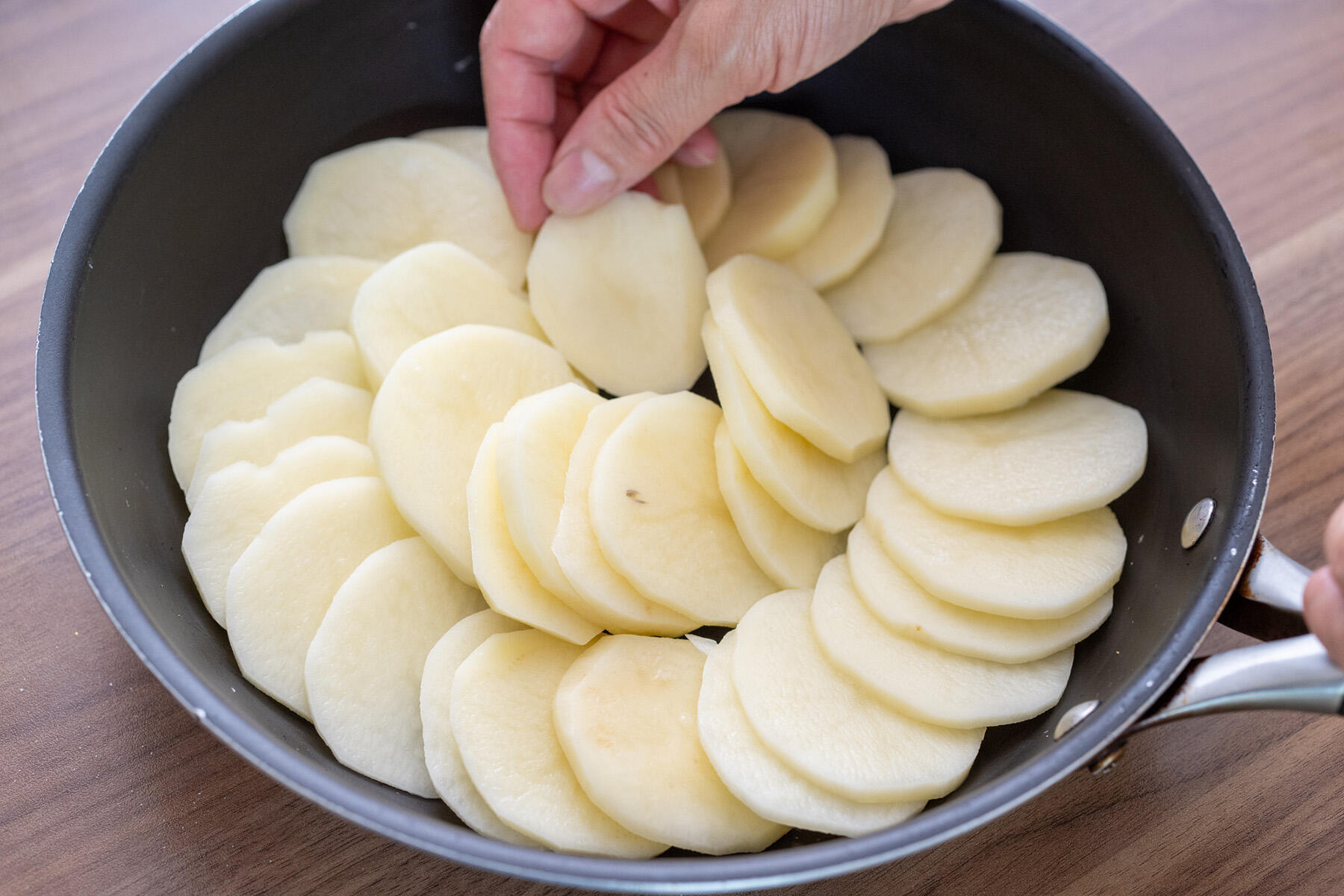 じゃがいもを並べる