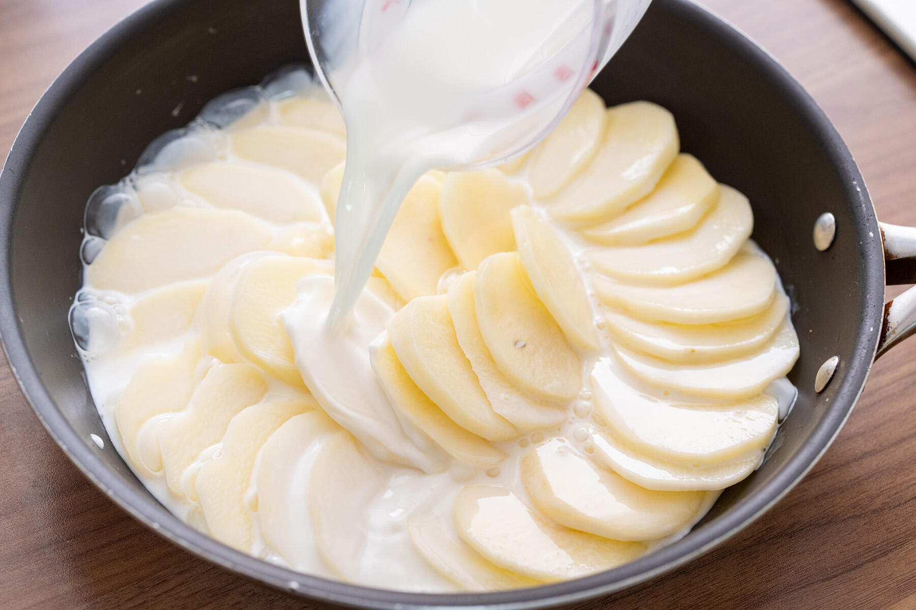 牛乳を加えて煮る