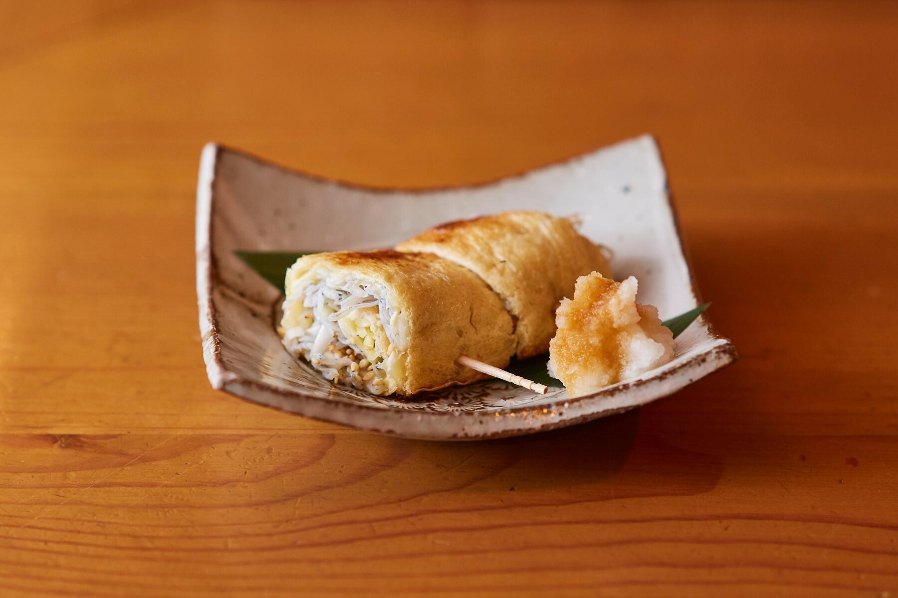 頬張った瞬間はじける旨味！“しらすと葱とチーズの油揚げ巻き焼き”