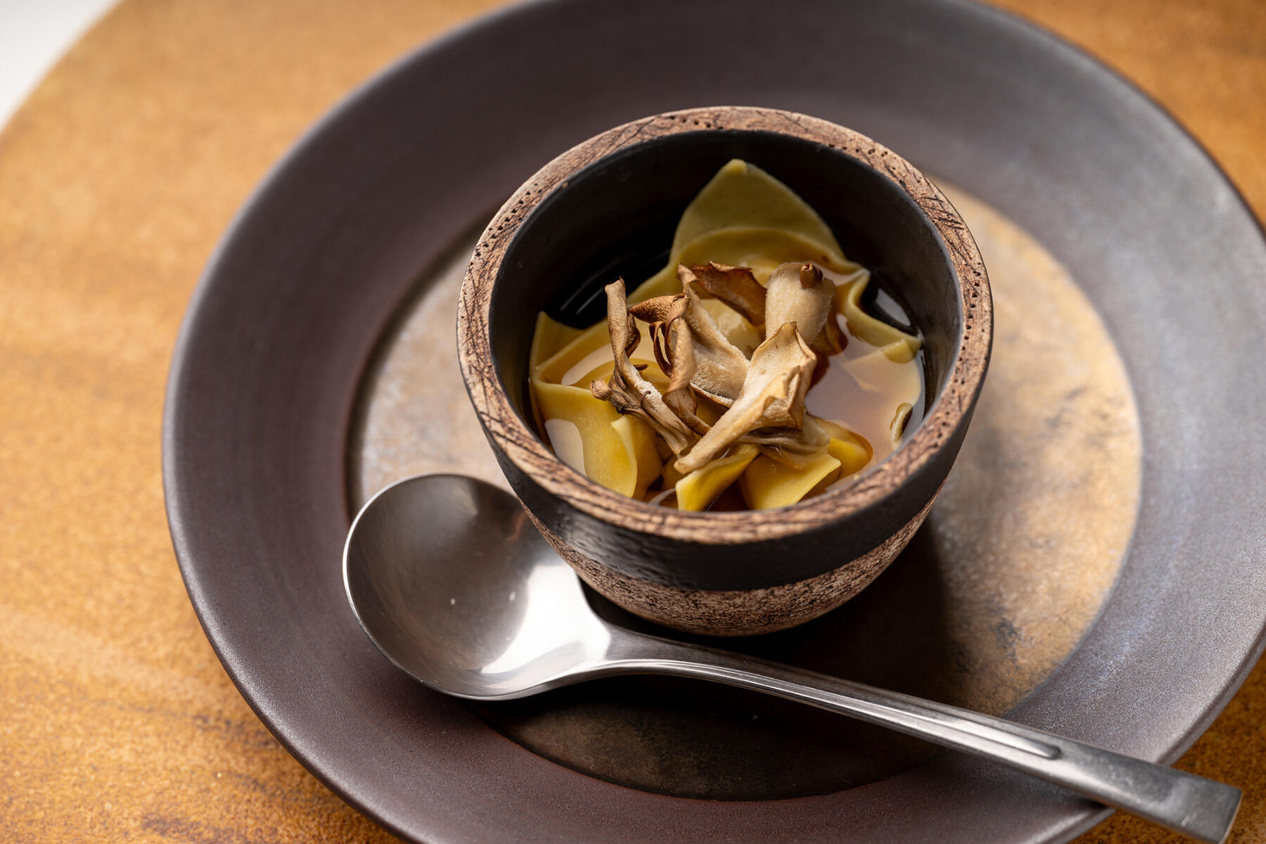 福地鶏と九頭竜まいたけのトルテリーニ・イン・ブロード