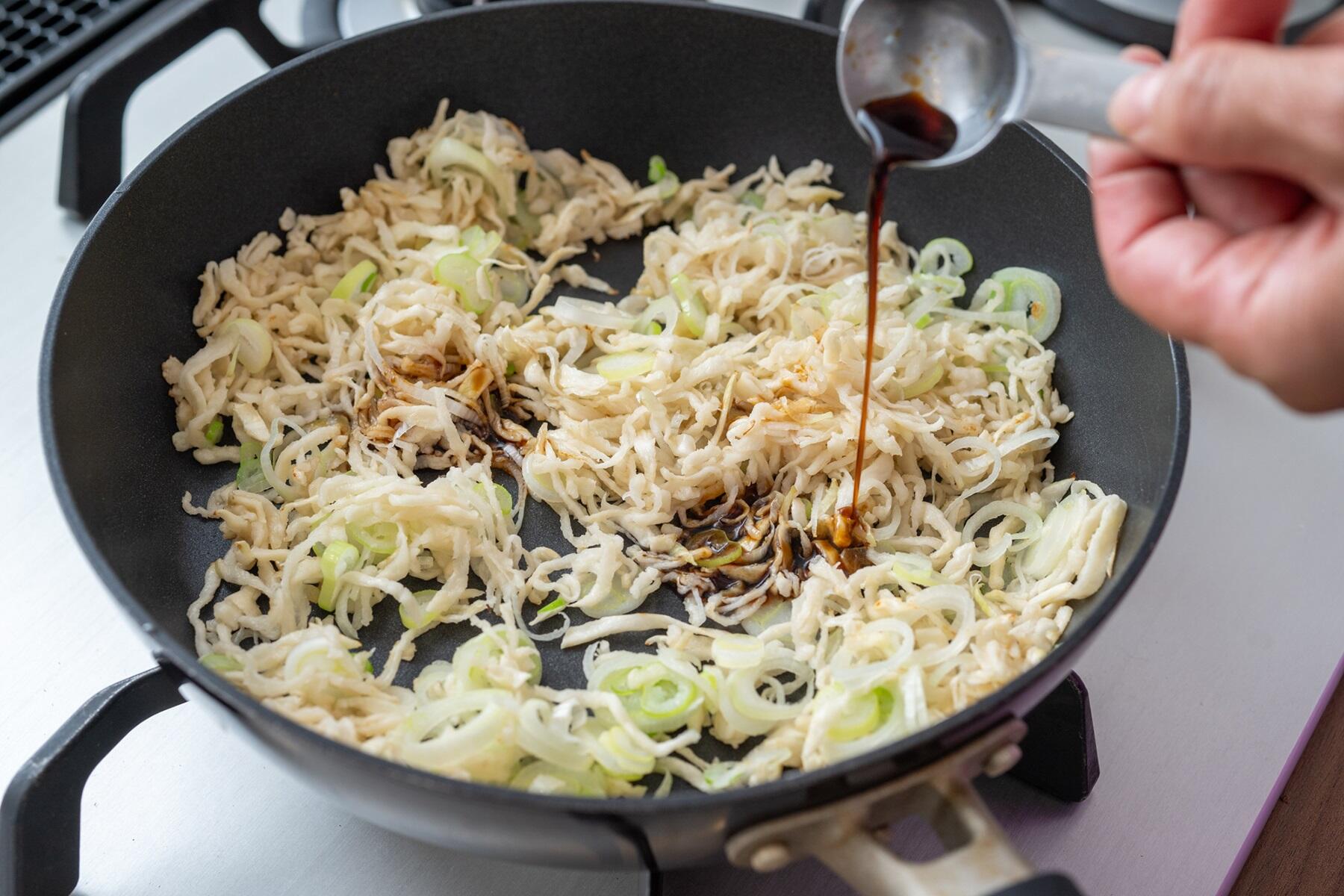 切り干し大根を炒める