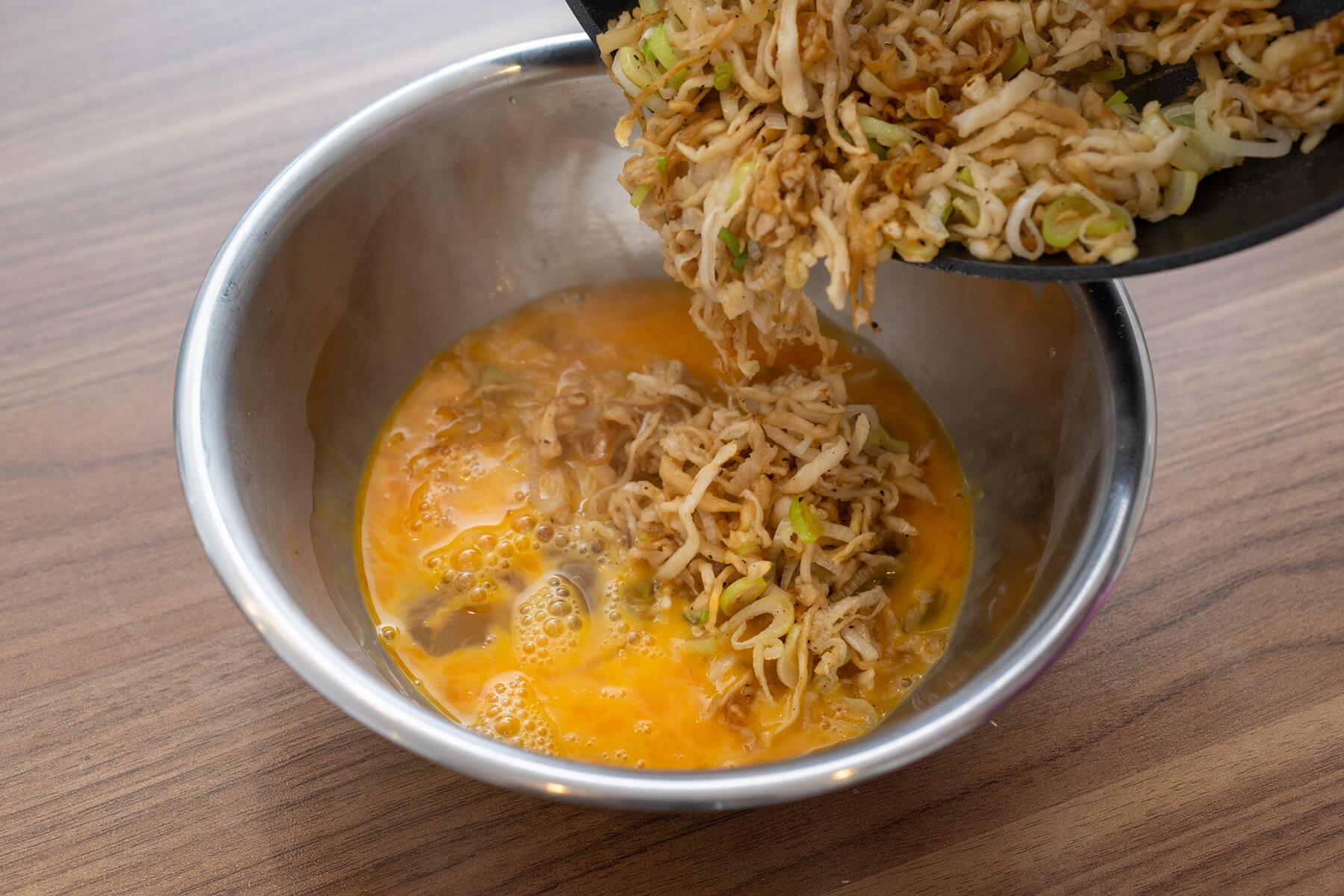 溶き卵に切り干し大根を混ぜる