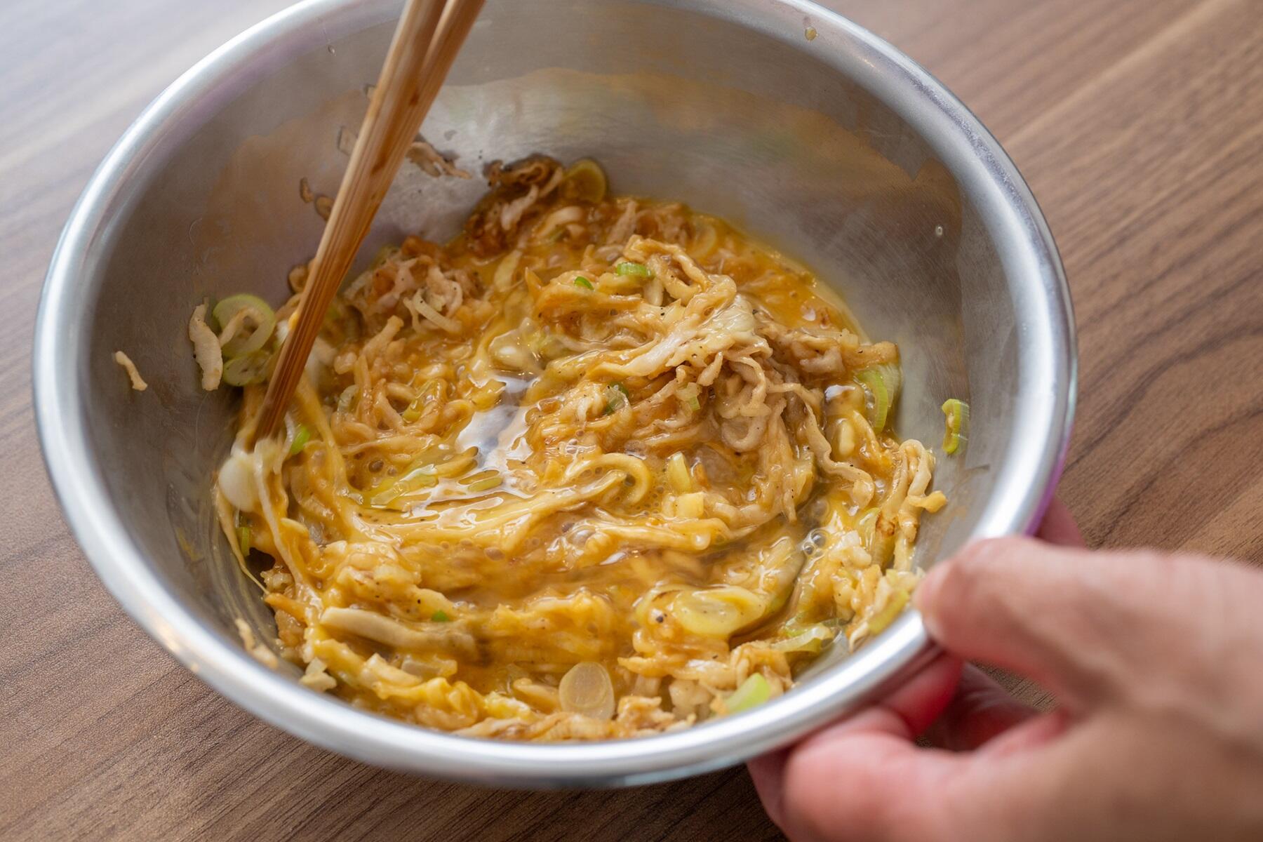 溶き卵に切り干し大根を混ぜる