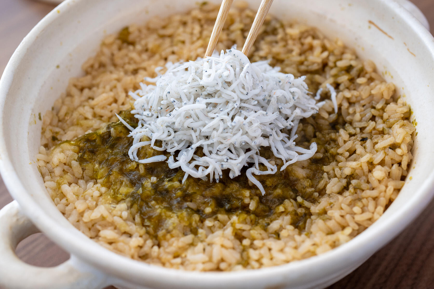 しらすと薬味をのせる