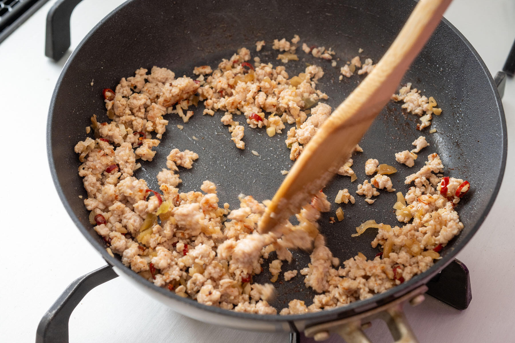 鶏ひき肉を炒める