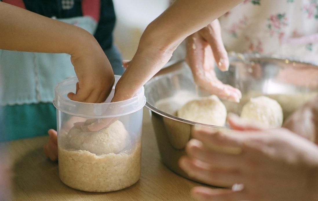 捏ねて捏ねて、味噌玉をつくっては容器に詰めていきます。