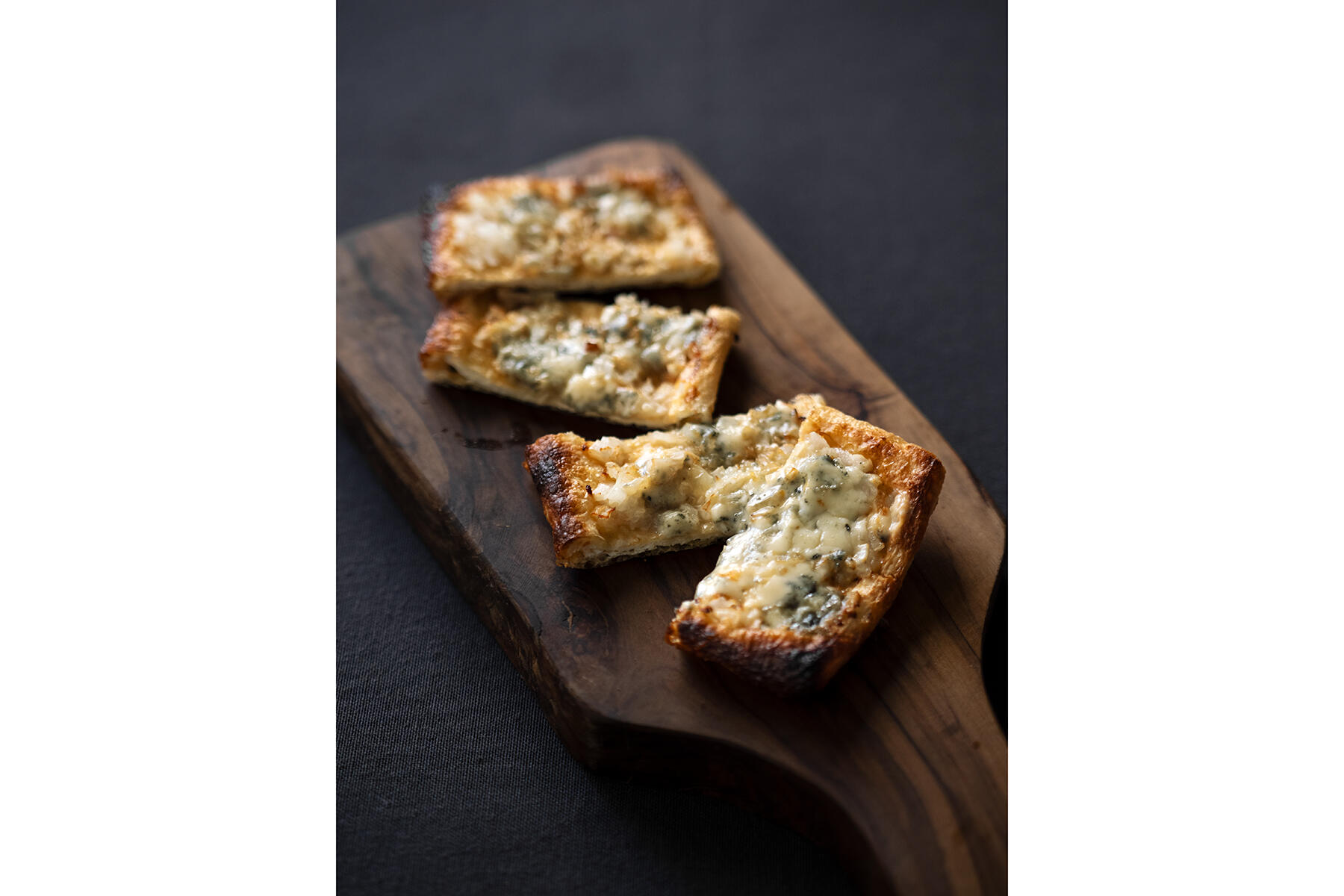 ヘルシーなピザ！“油揚げのオニオンブルーチーズ焼き”