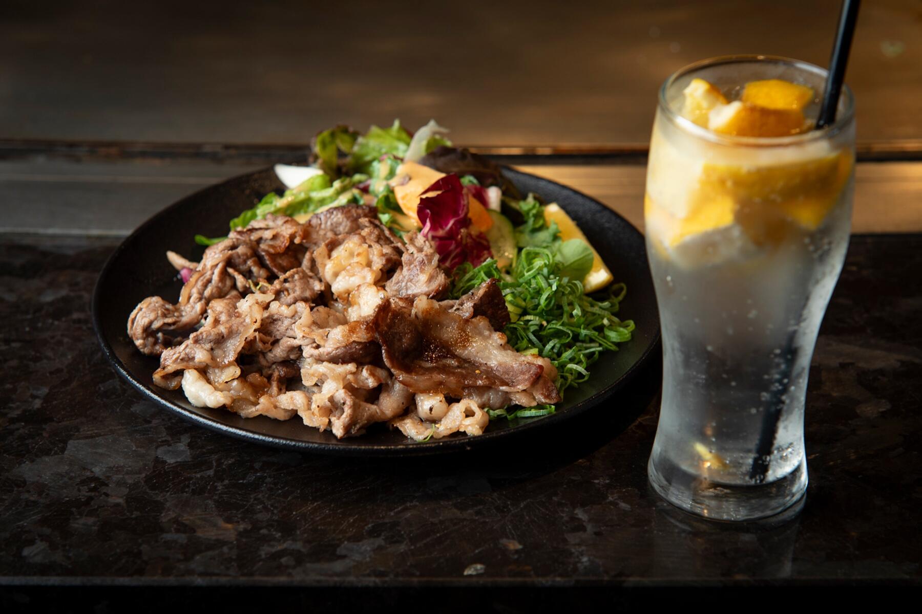 牛コウネ塩とレモンサワー