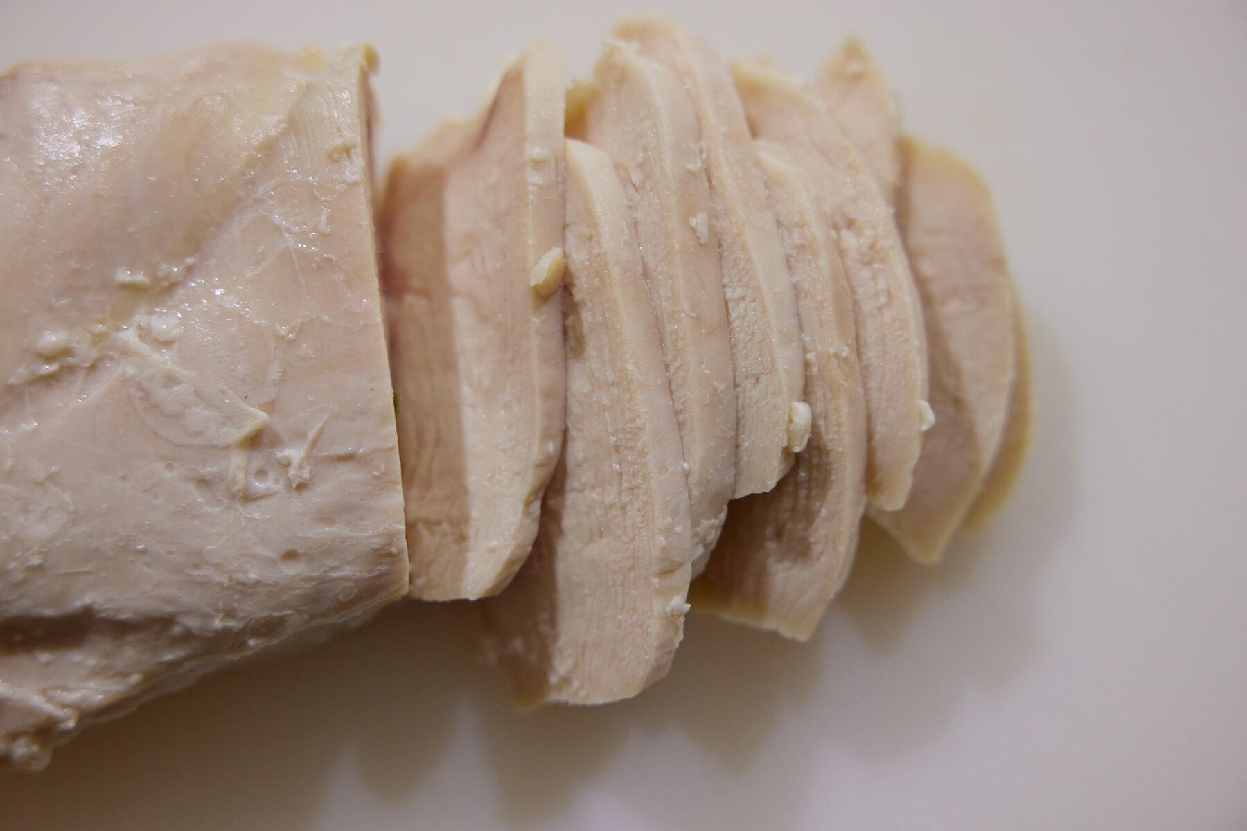 鶏肉をカットする