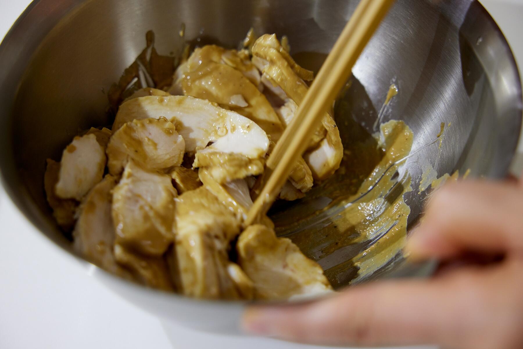 胡麻だれをからめる