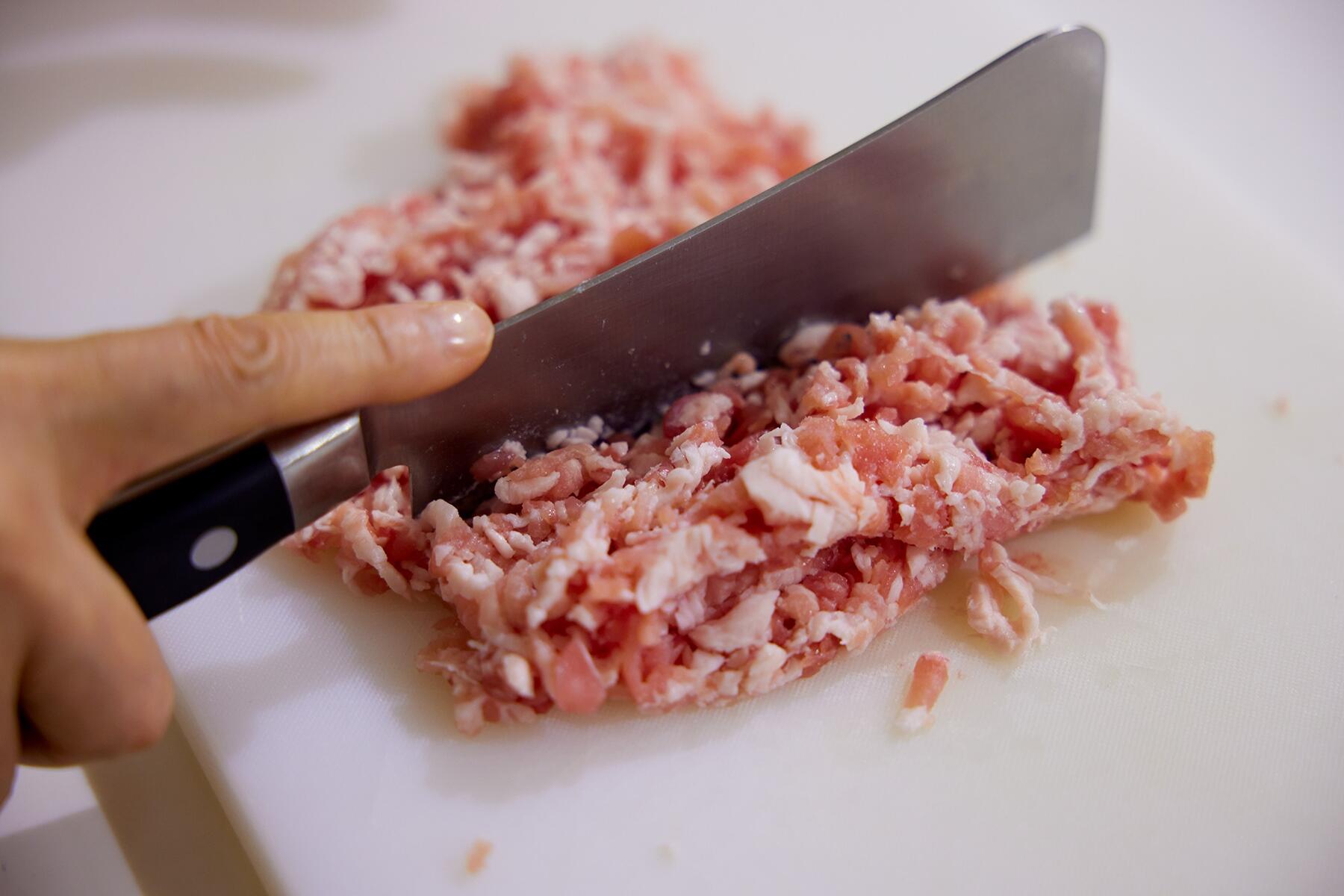 豚肉を刻む