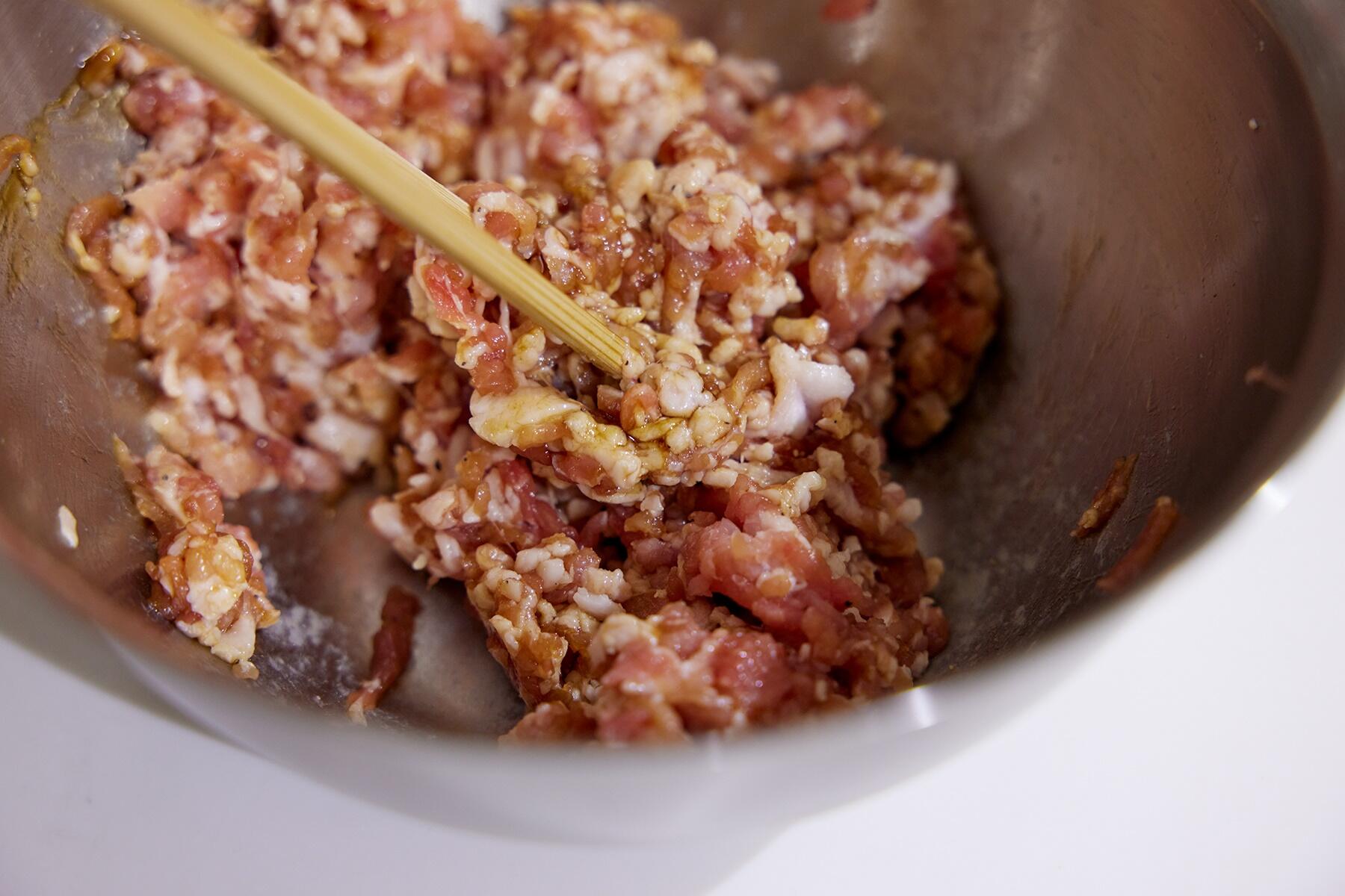 調味料を混ぜる