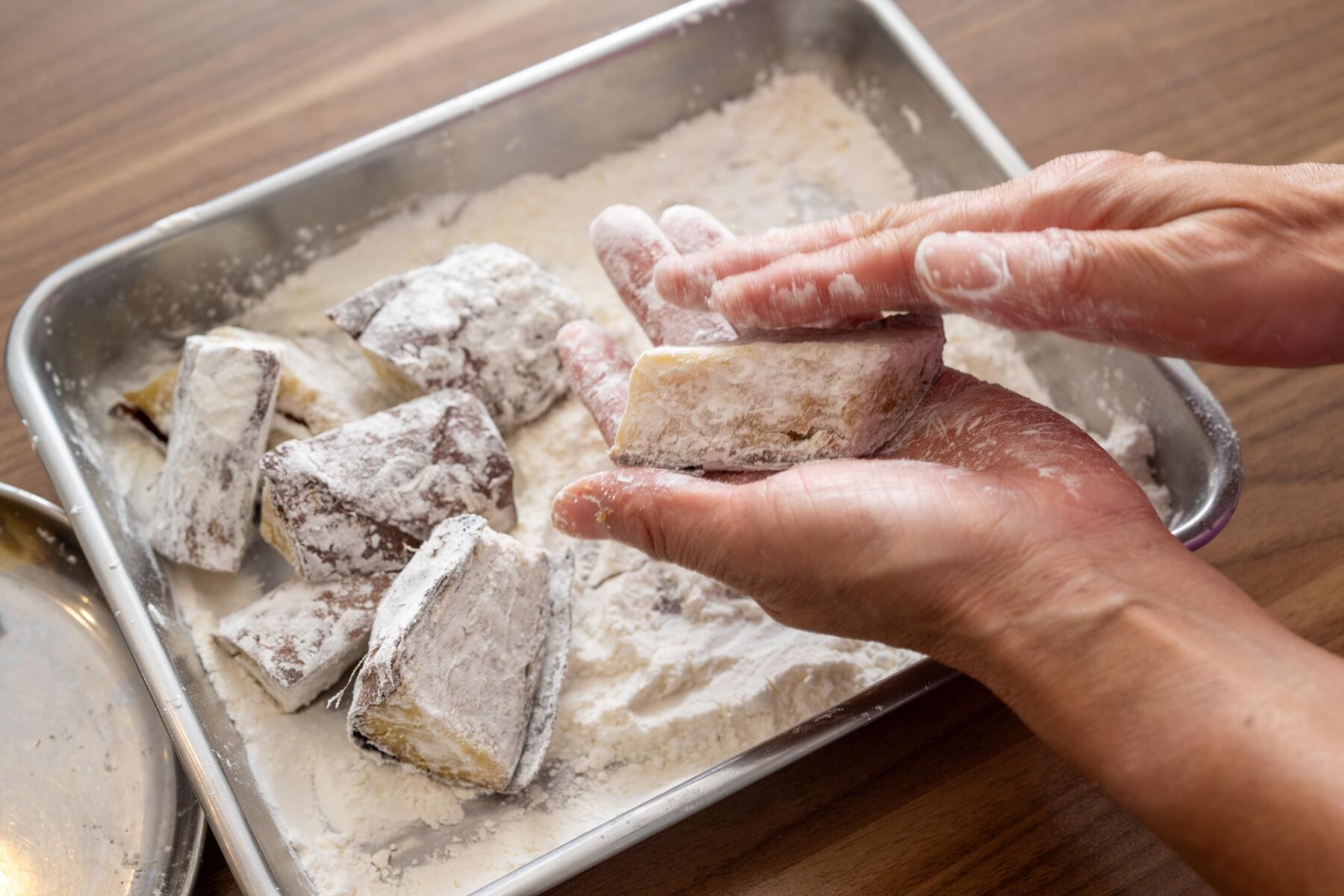 焼きいもに粉類をまぶす