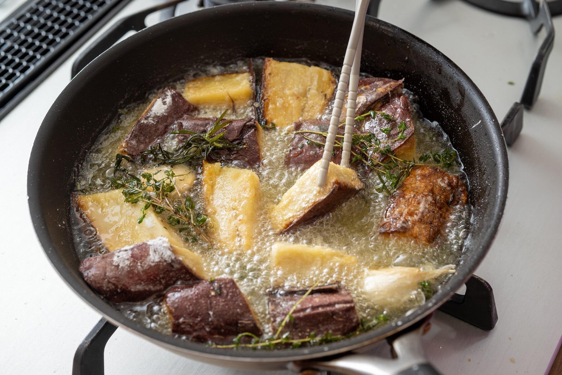 残りのハーブを加える