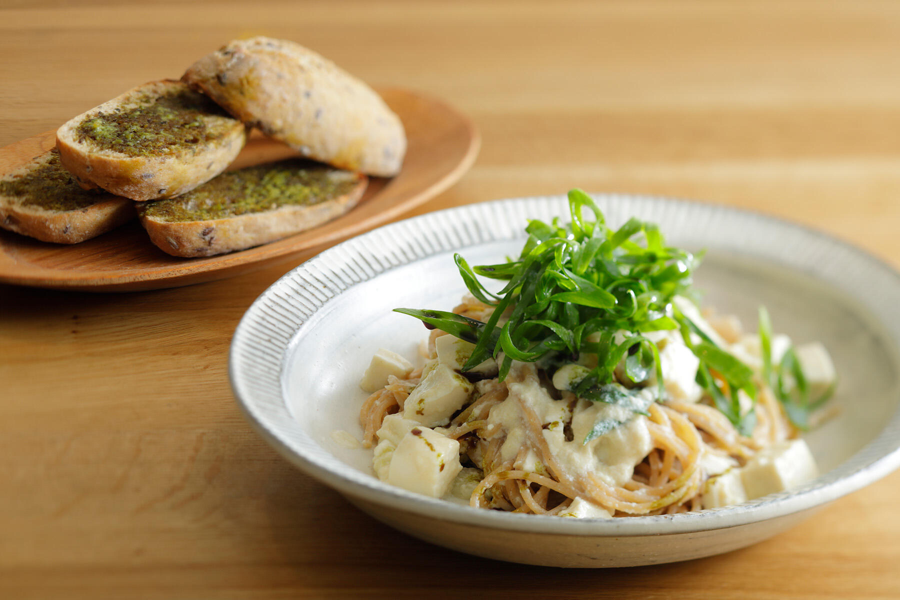 湯葉と豆腐のクリーミーギリシャ産全粒粉スパゲッティとルクセンブルク産パンのゆず胡椒トースト