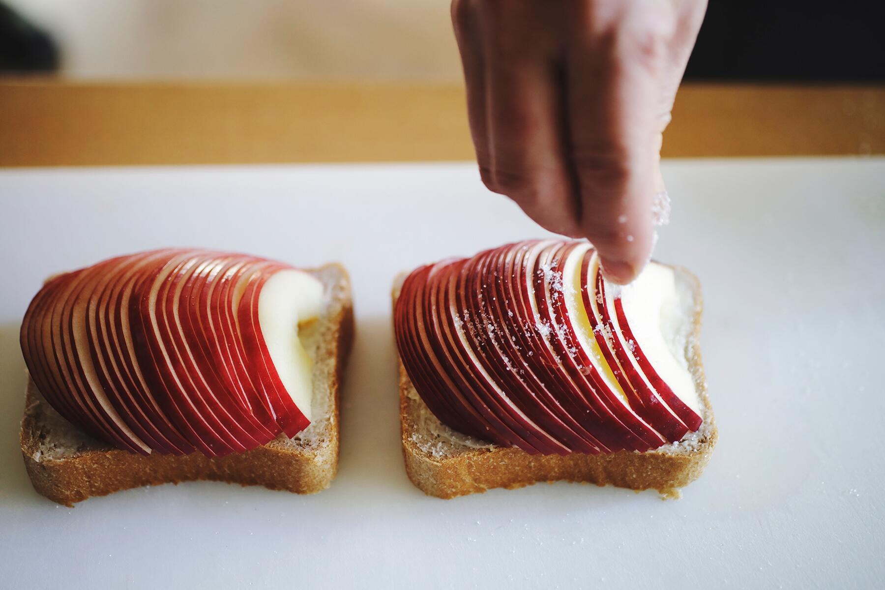 食パンにりんごをのせる