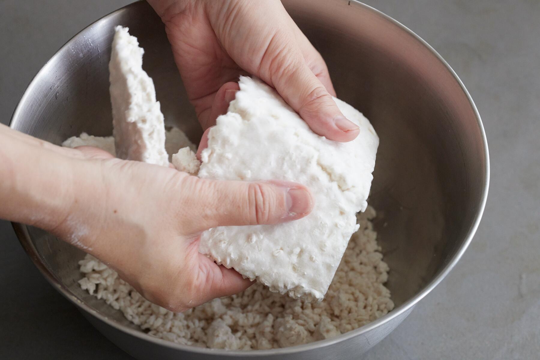 米麹と塩を混ぜる