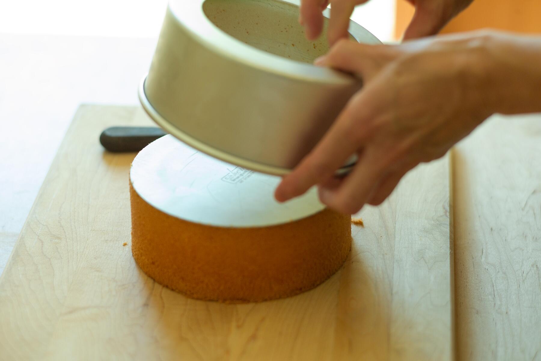 型からスポンジを取り出す