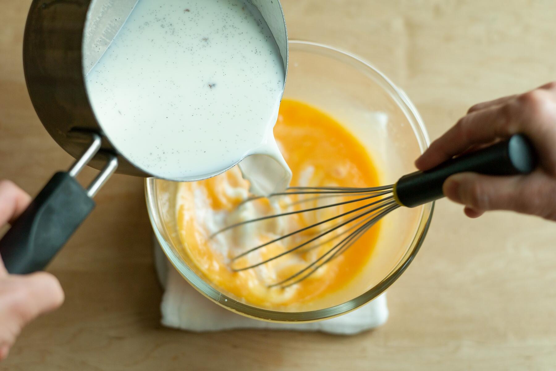 卵液と牛乳を混ぜる