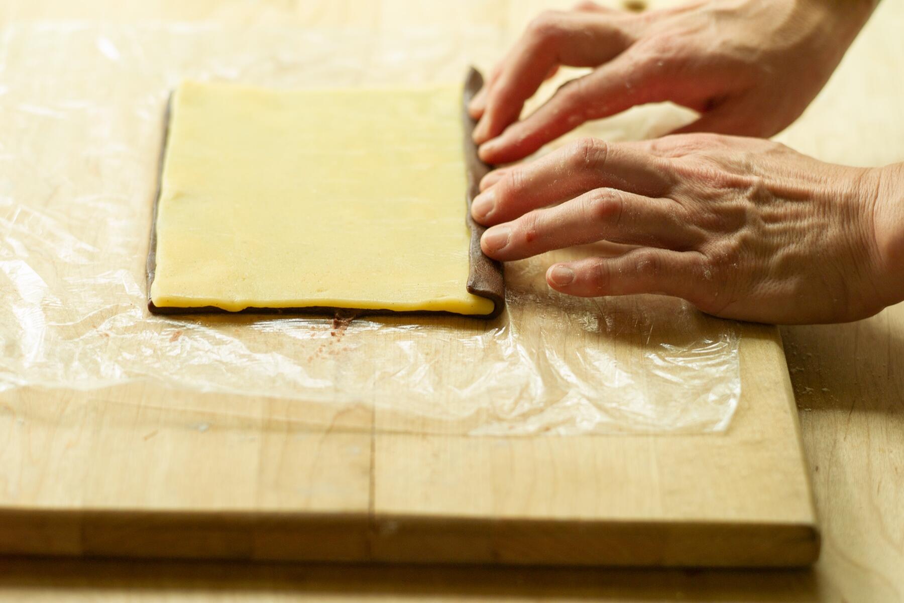 二つの生地を折り込む