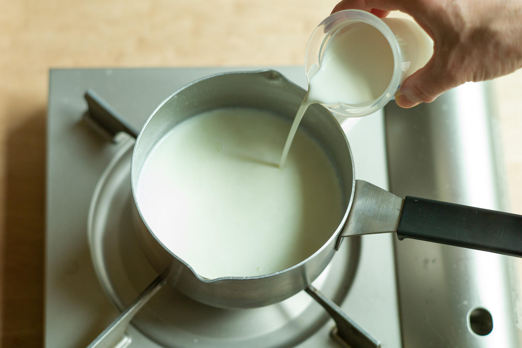 生クリームを加える