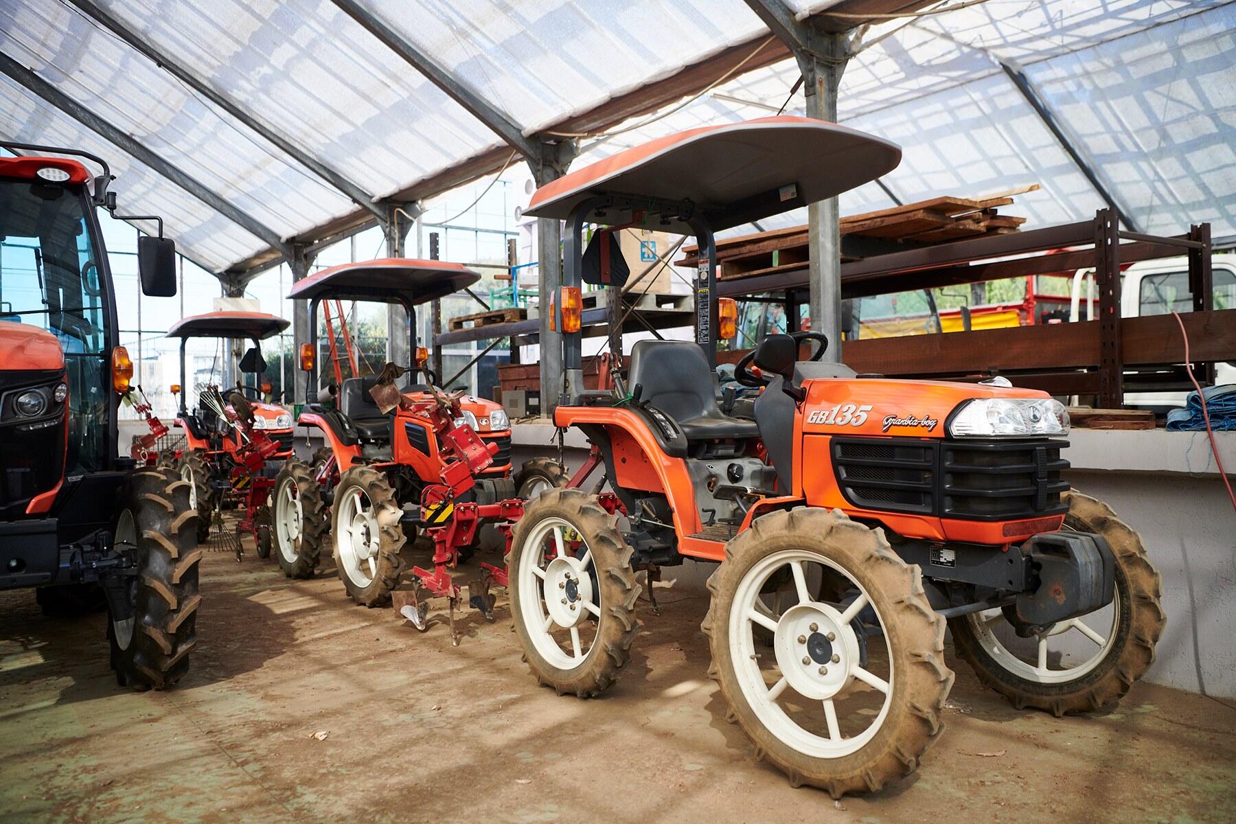 トラクターなどの農機具