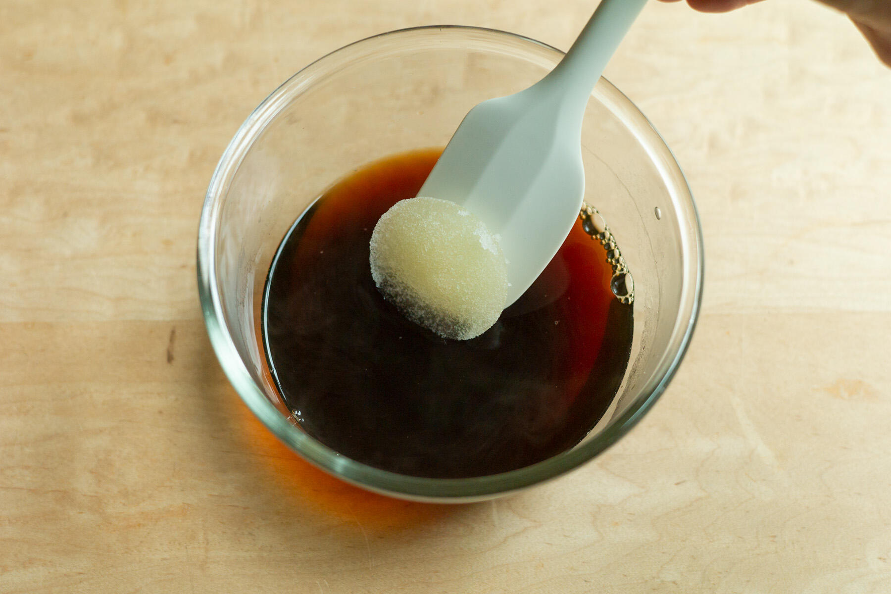 ゼラチンとコーヒーを混ぜる