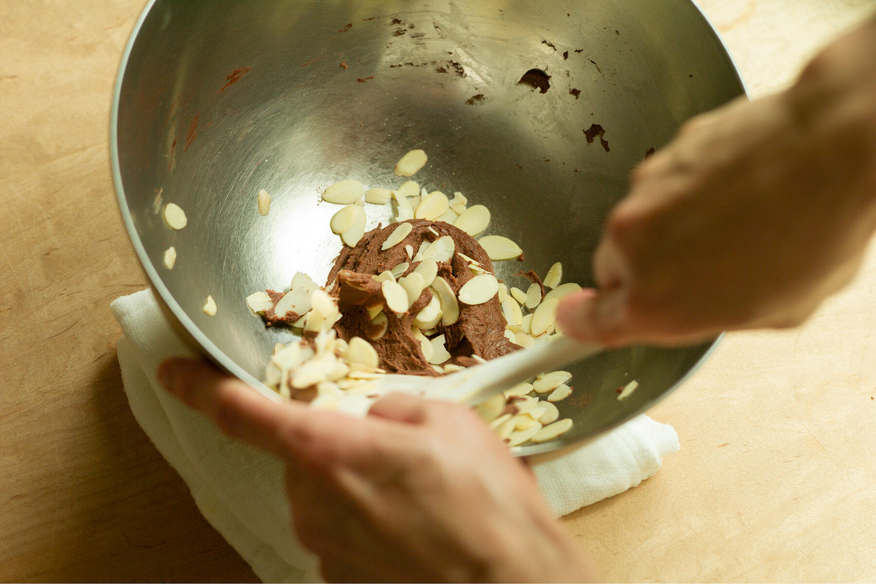 生地にアーモンドを加える