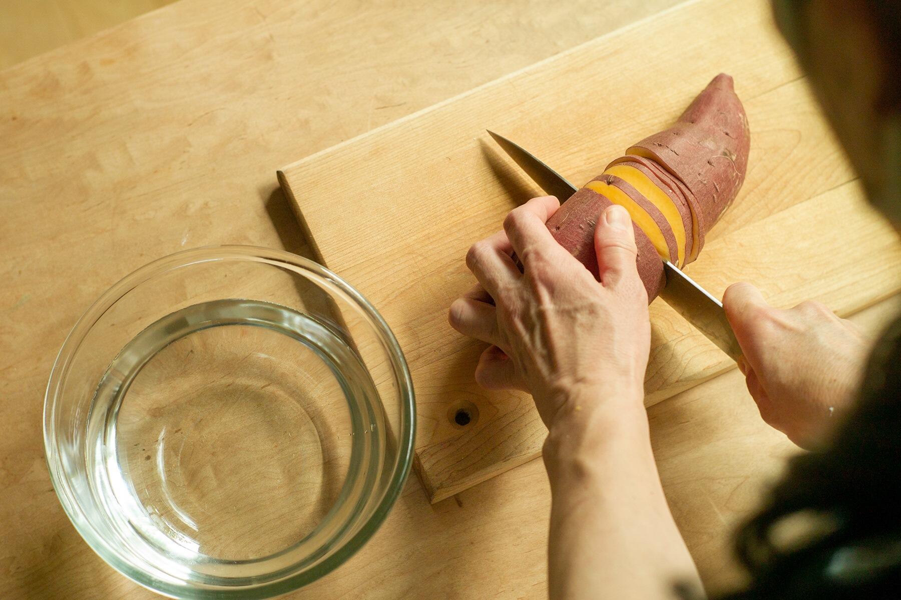 さつまいもをカットする