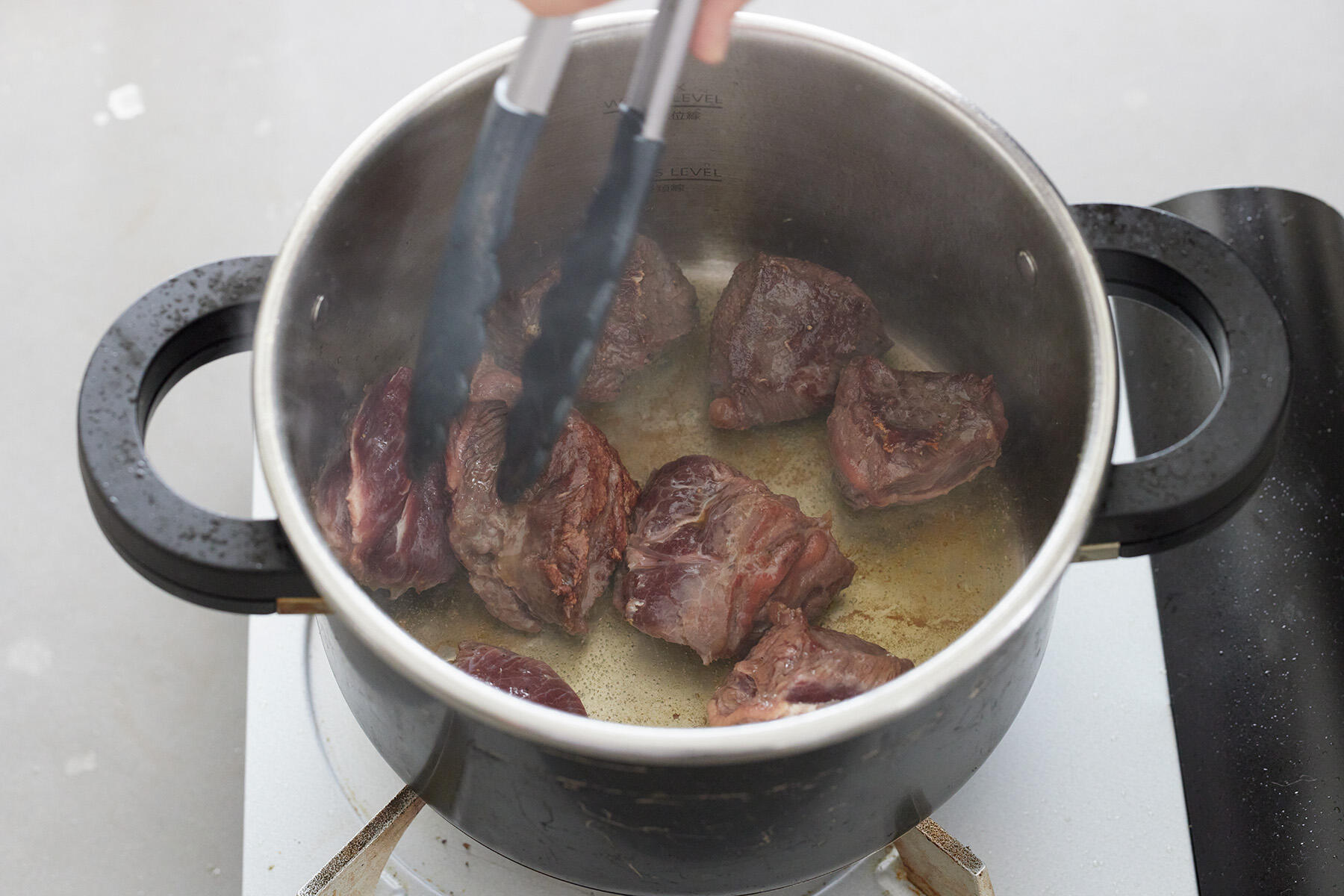 牛肉に焼き目をつける