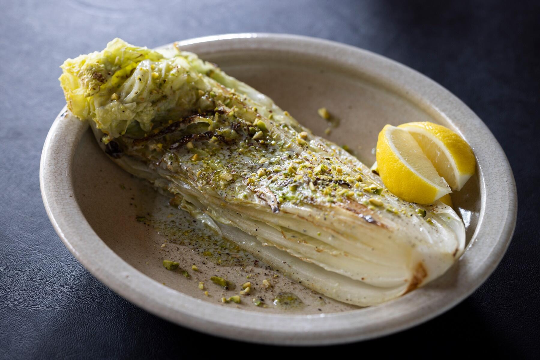 ピスタチオが食感の決め手！“焼き白菜のブルーチーズソース”