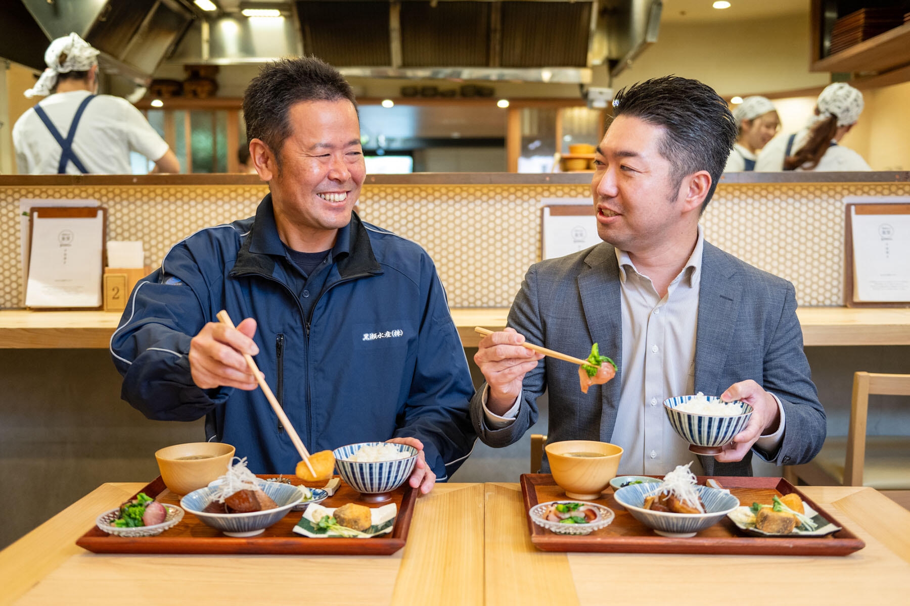 ニッスイの坂井さん(右)と、黒瀬水産の久保田さん(左)