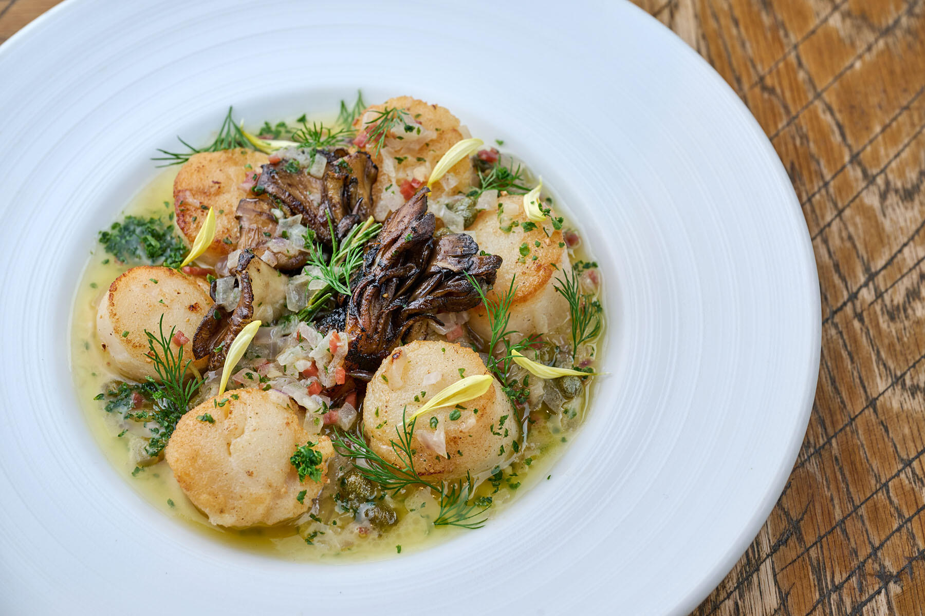 北海道産帆立のムニエル 生ハムとケイパーのソース