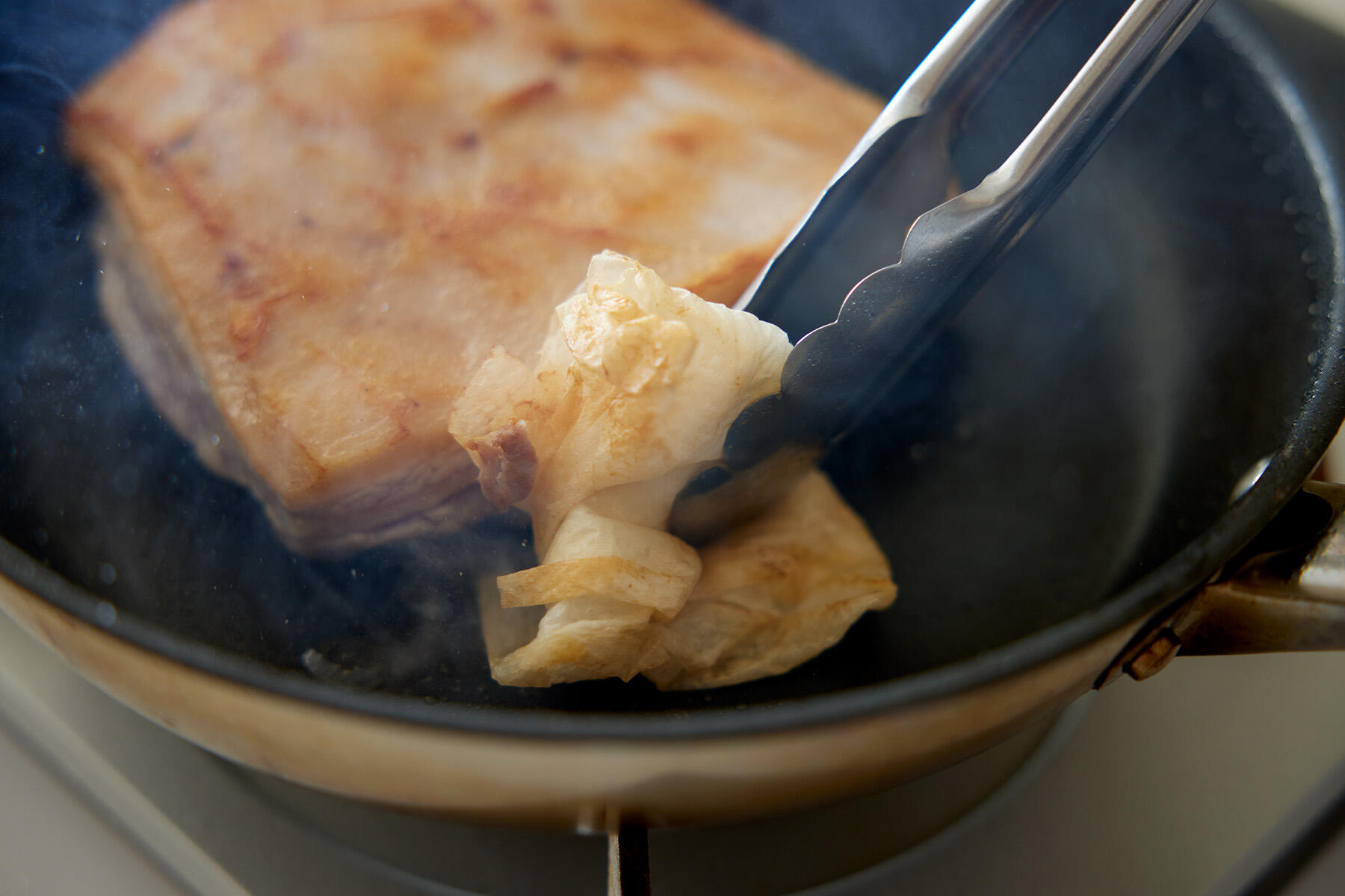 豚肉に焼き目をつける