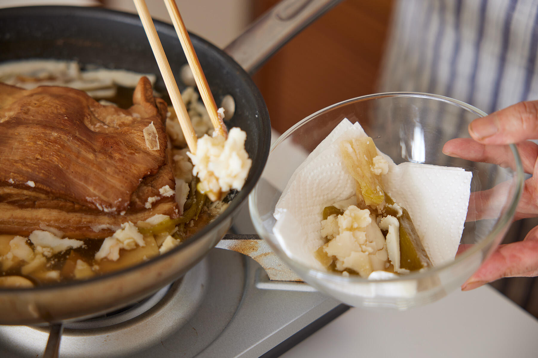 ゆで汁の脂肪を取り除く