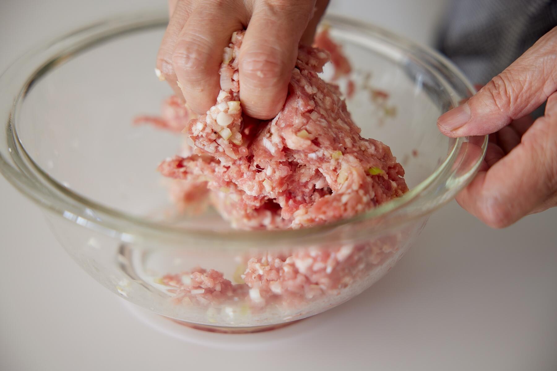 肉団子のたねをつくる