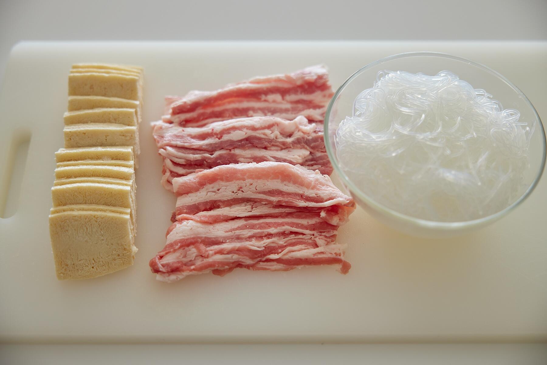 具材をカットする