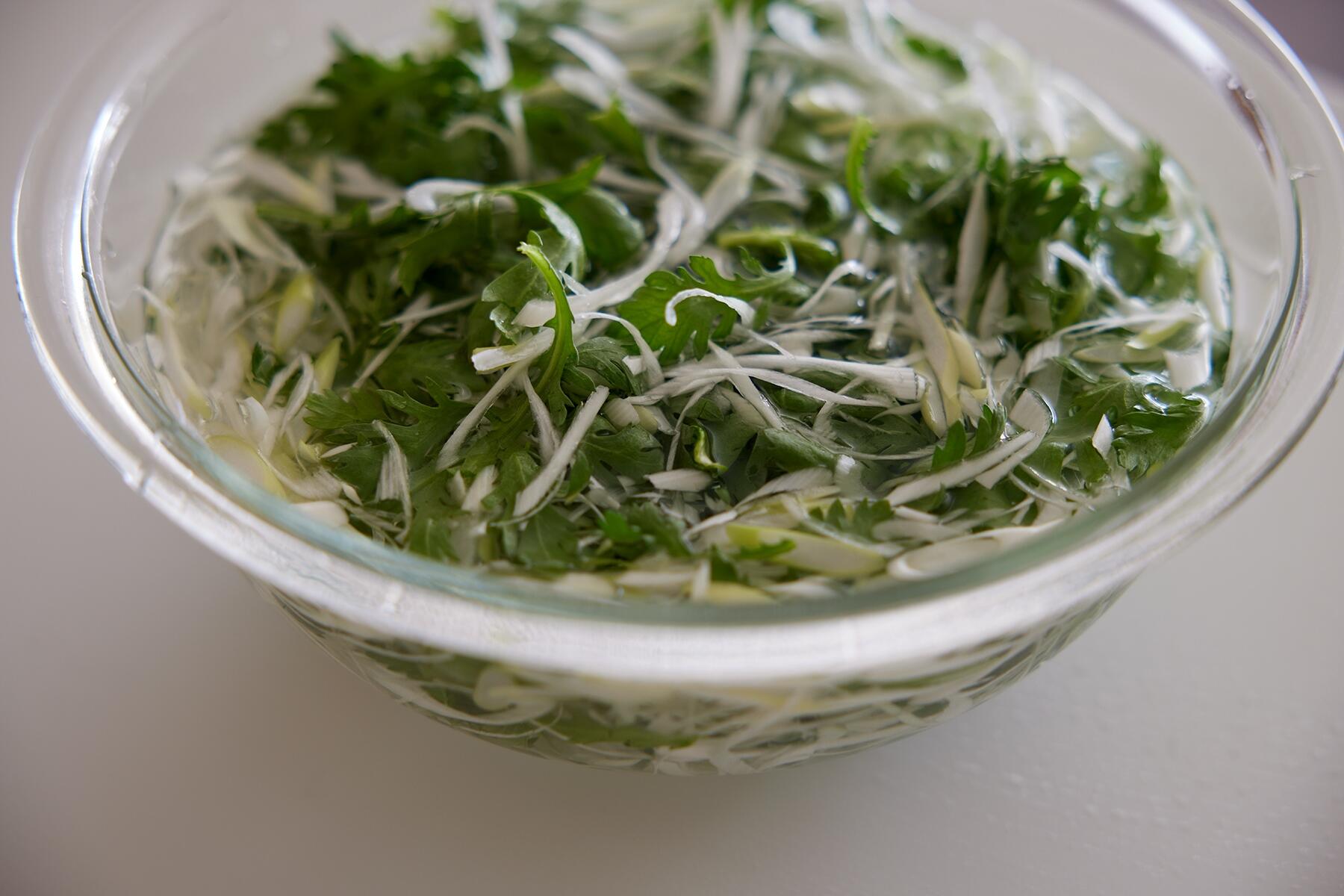 春菊とねぎをカットする