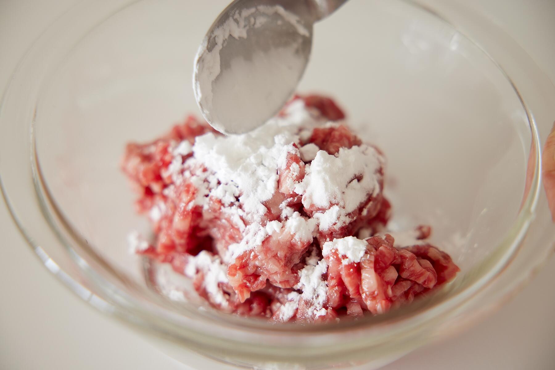 片栗粉を牛肉にまぶす