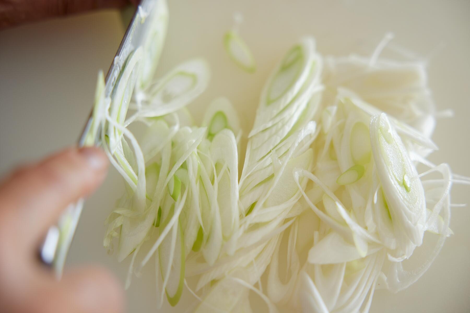 ねぎをカットする