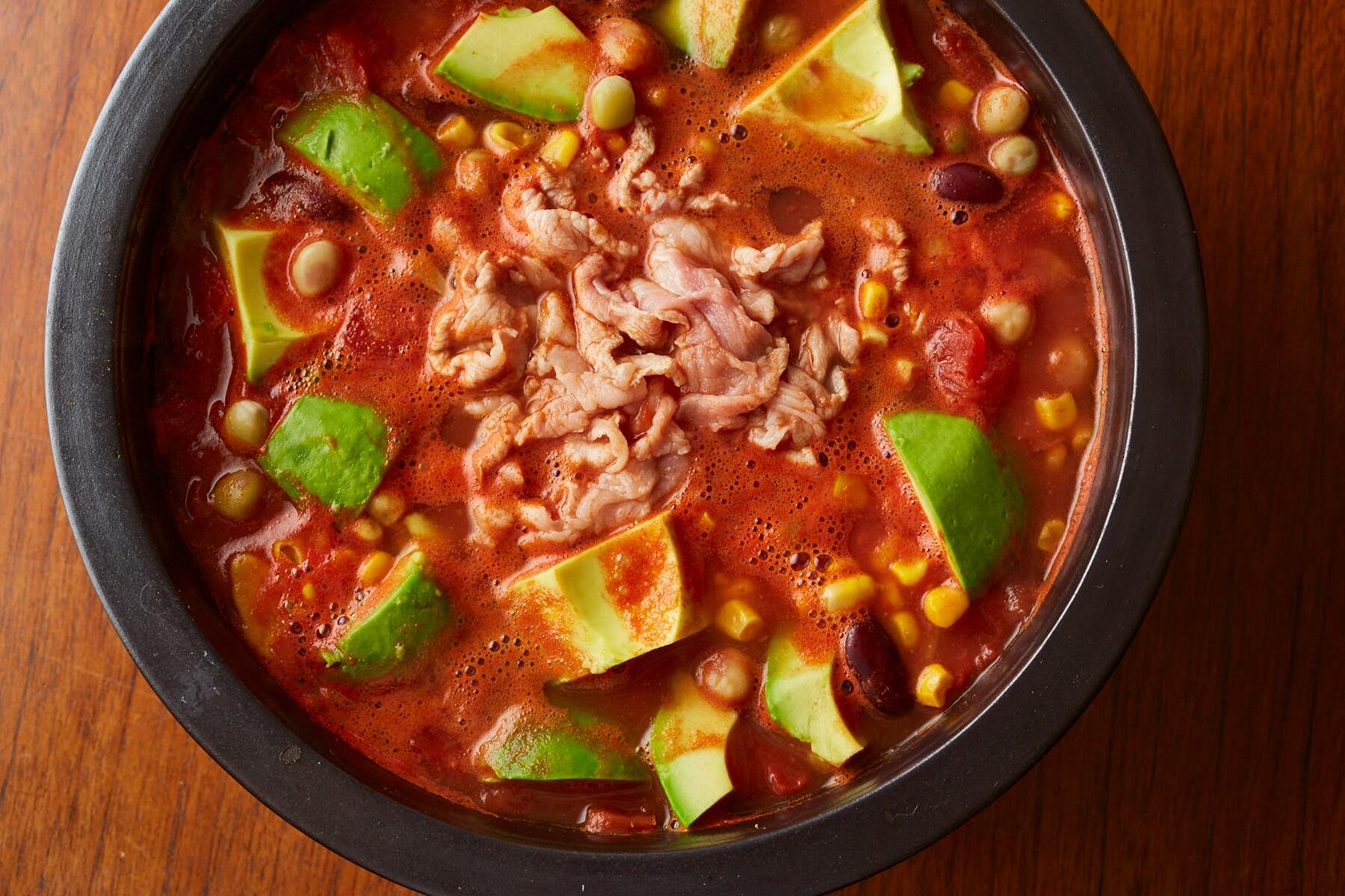 ピリ辛でエスニックな"トマトハリッサ鍋”