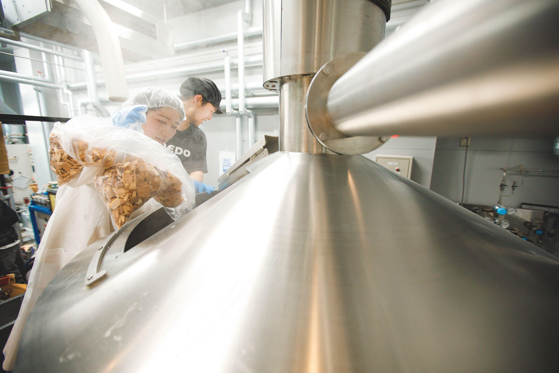 杉チップを投入