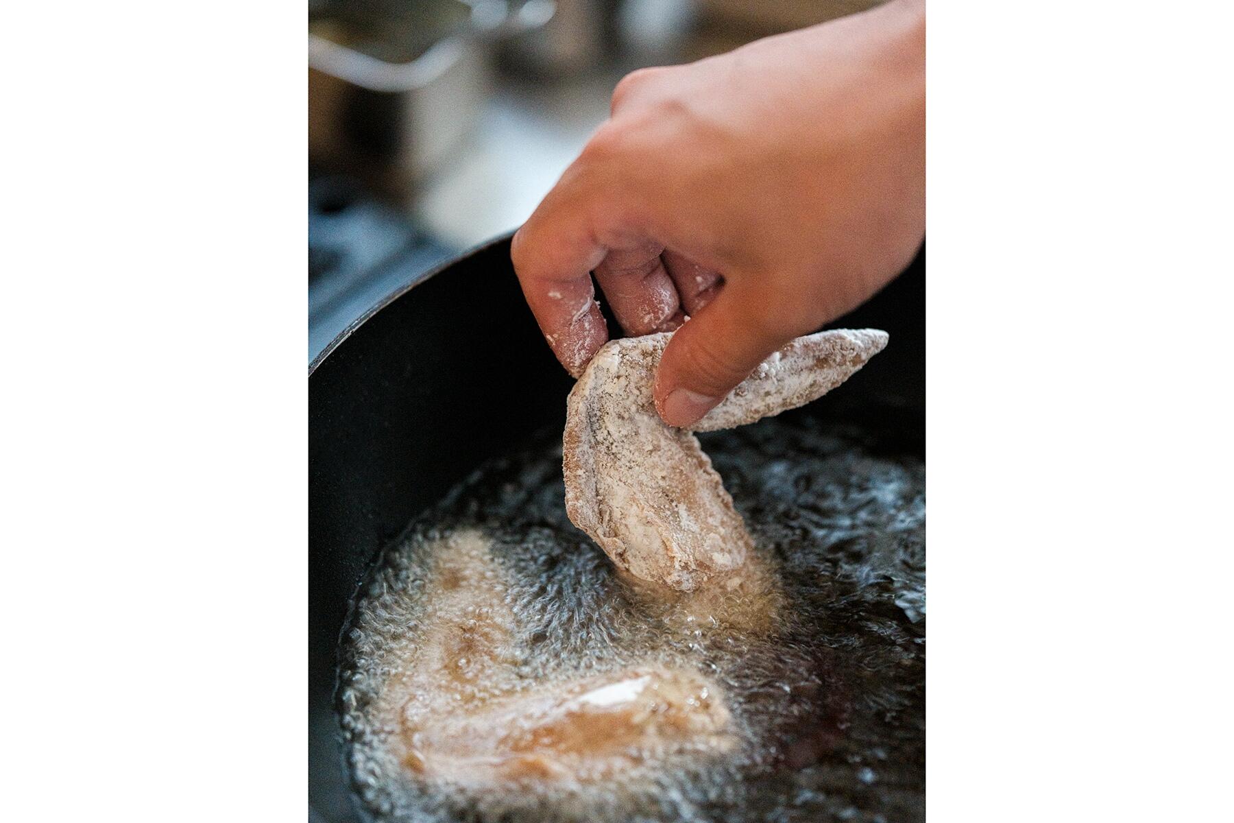 鶏手羽を揚げる