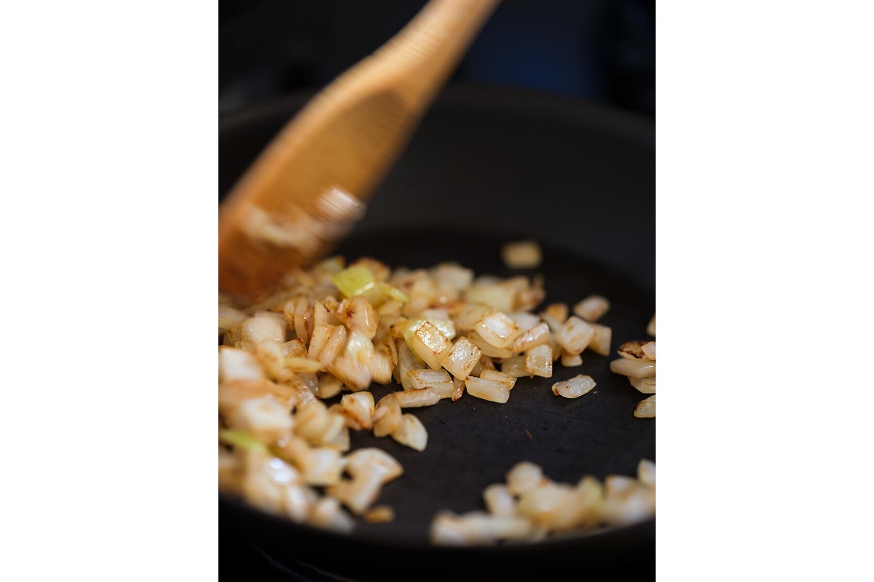 玉ねぎを炒める