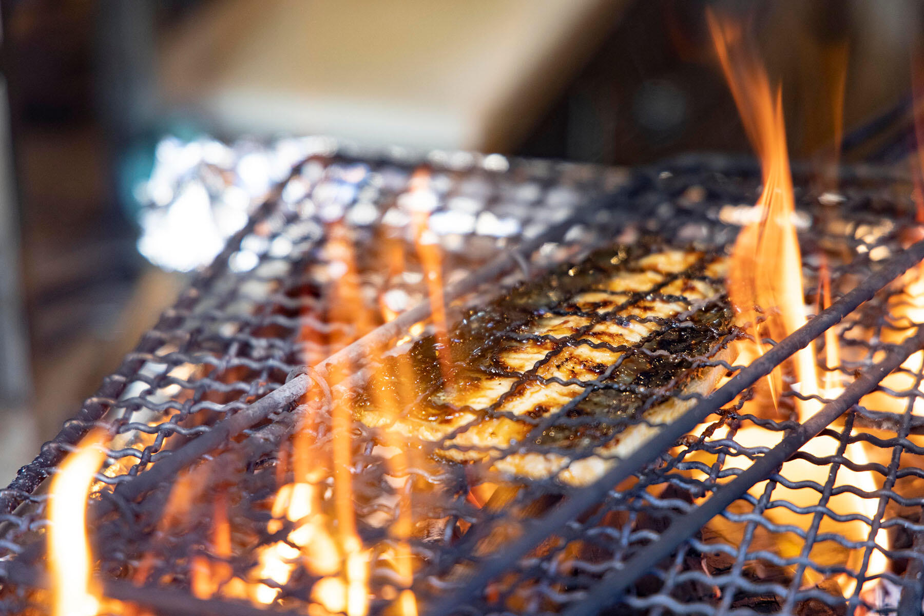 鰻を薪火で焼き上げる