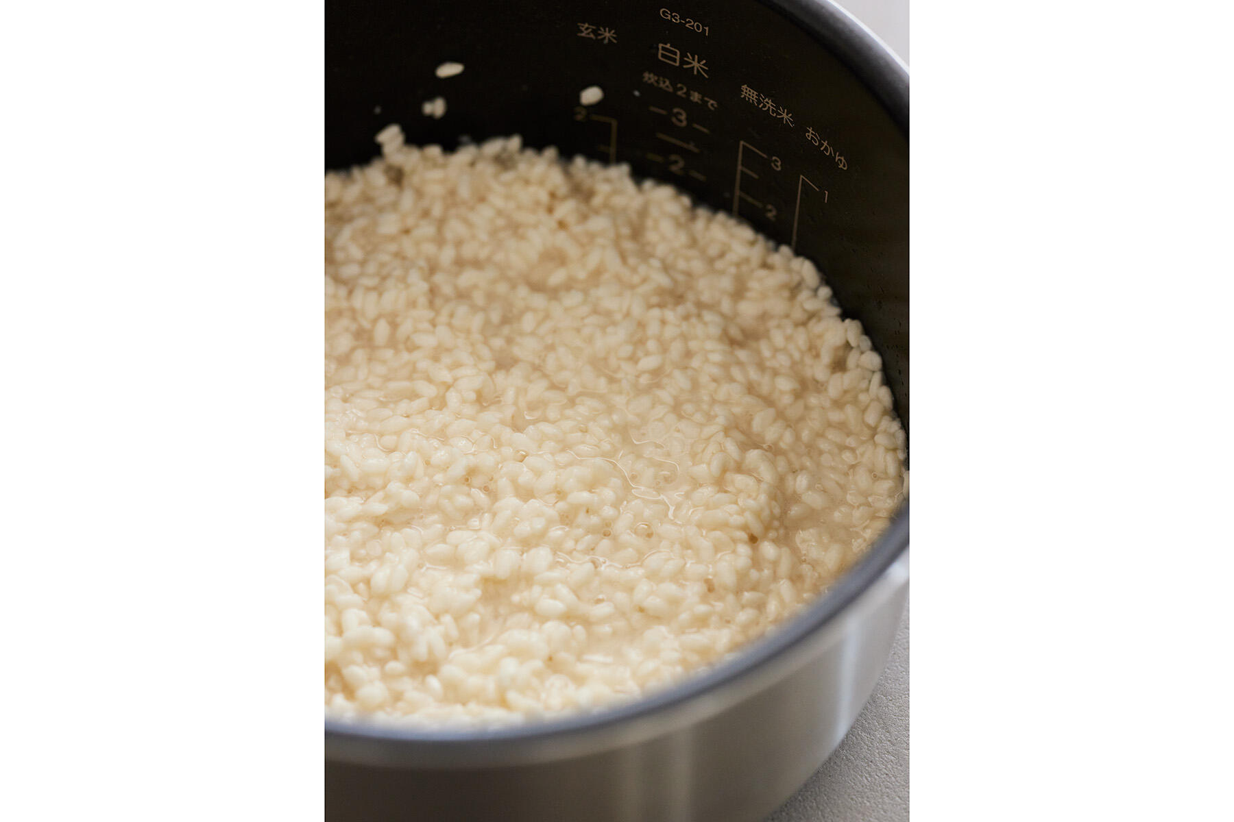 米麹を炊飯器に入れる
