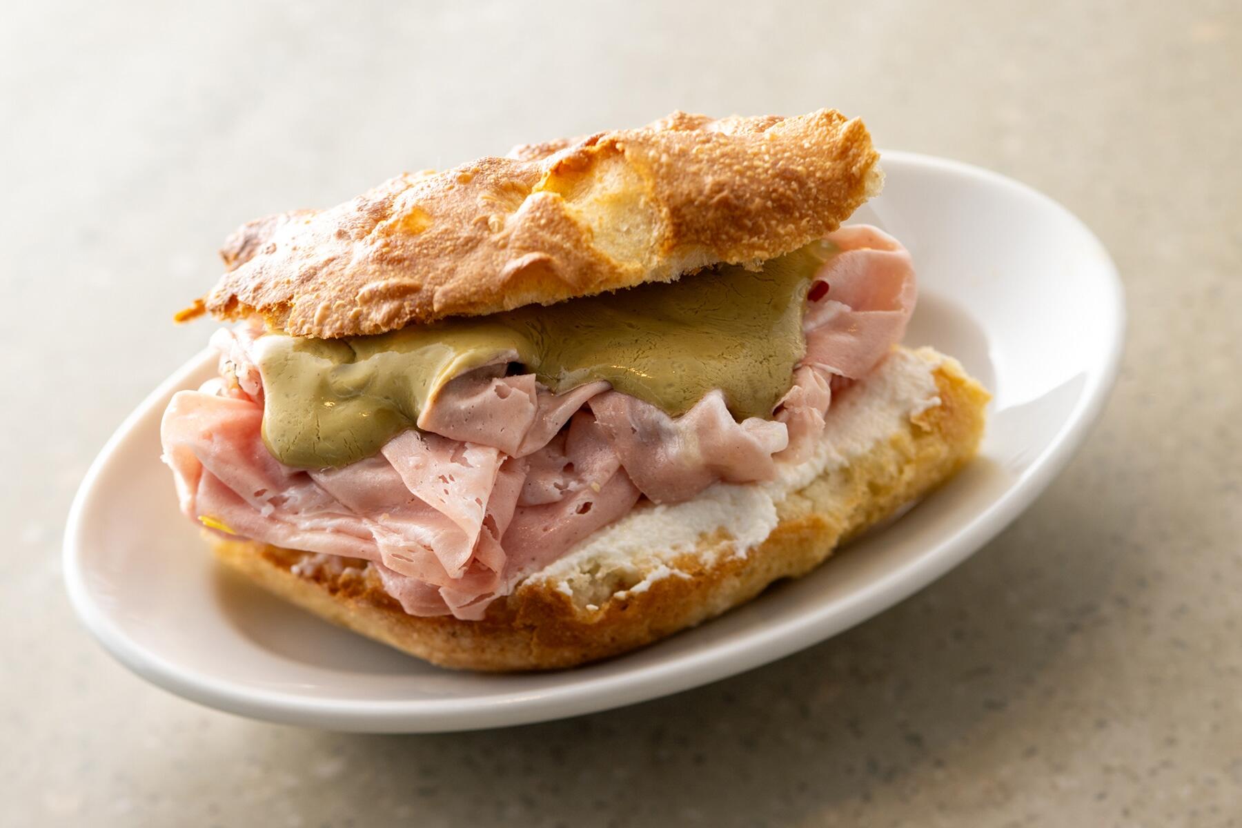 モルタデッラ、ピスタチオソース、自家製リコッタのフォカッチャサンド