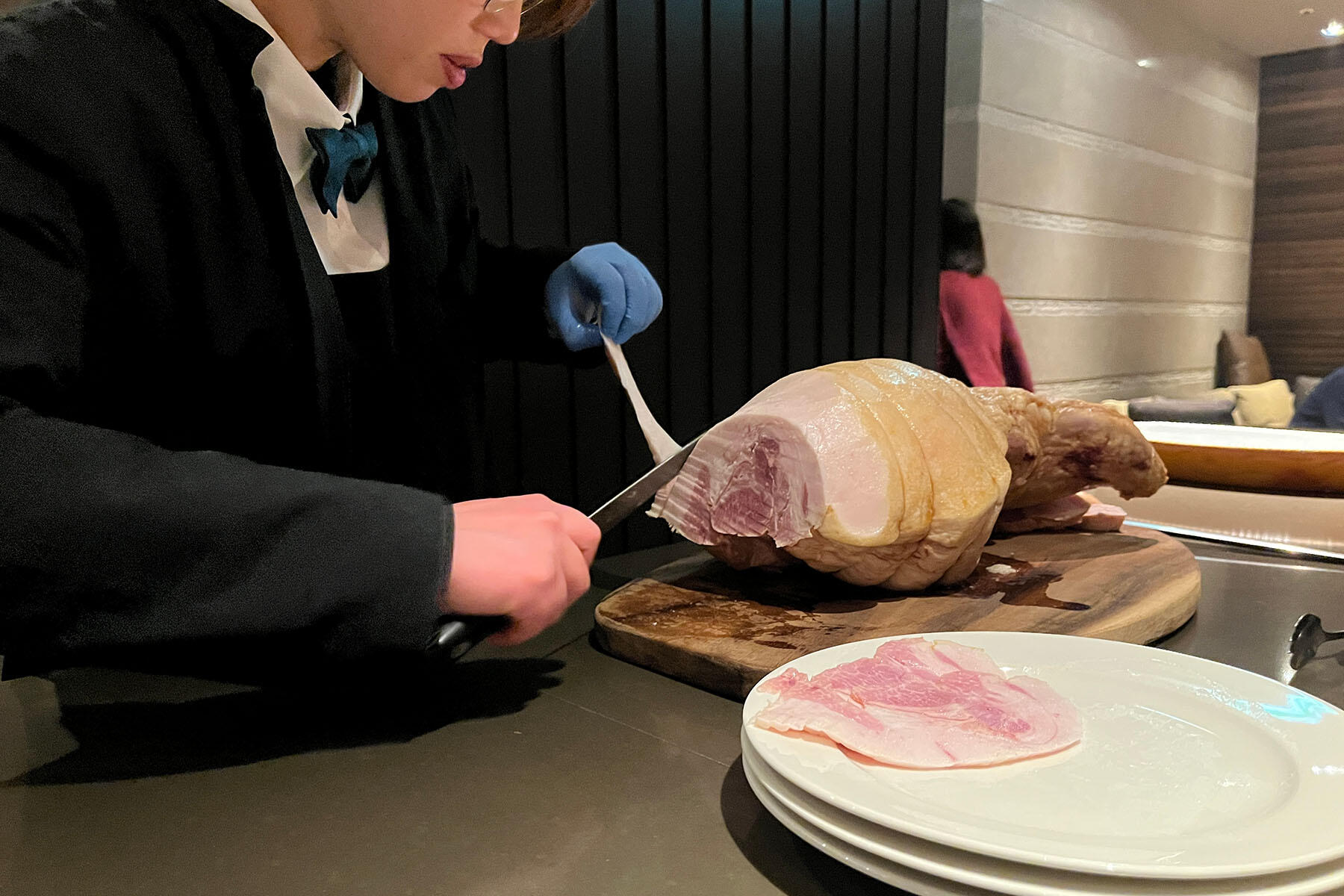 腕肉を切り出しているところ。